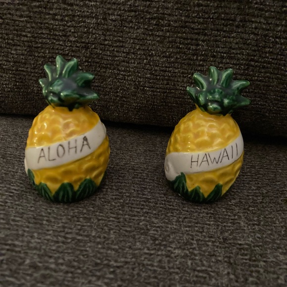 Aloha & Hawaii vintage Hand Painted Salt and Pepper Shakers - Picture 1 of 6